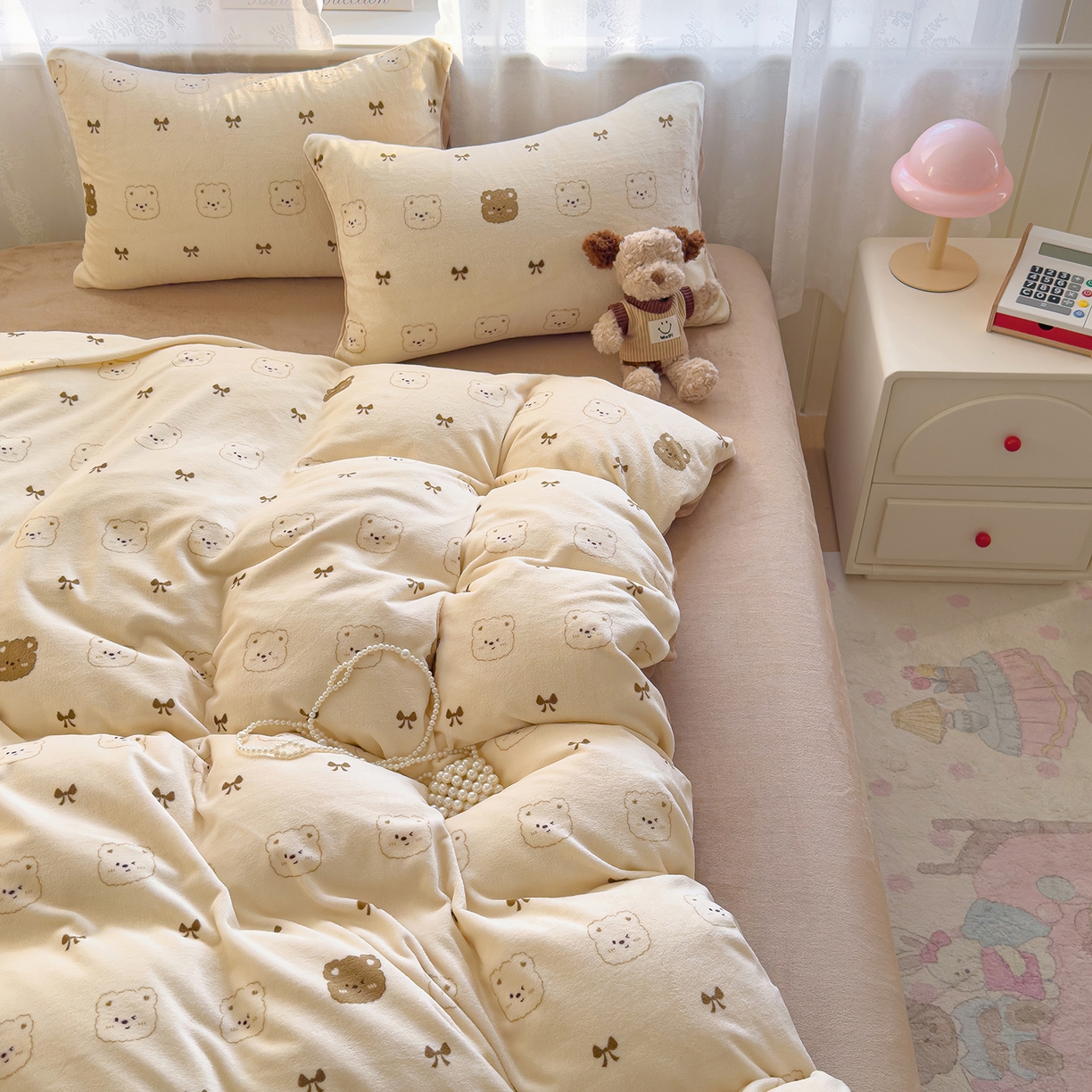 91家纺网 家纺一手货源 找家纺 灿哈家纺 2025新款200g加厚款小清新牛奶绒印花四件套 比利熊