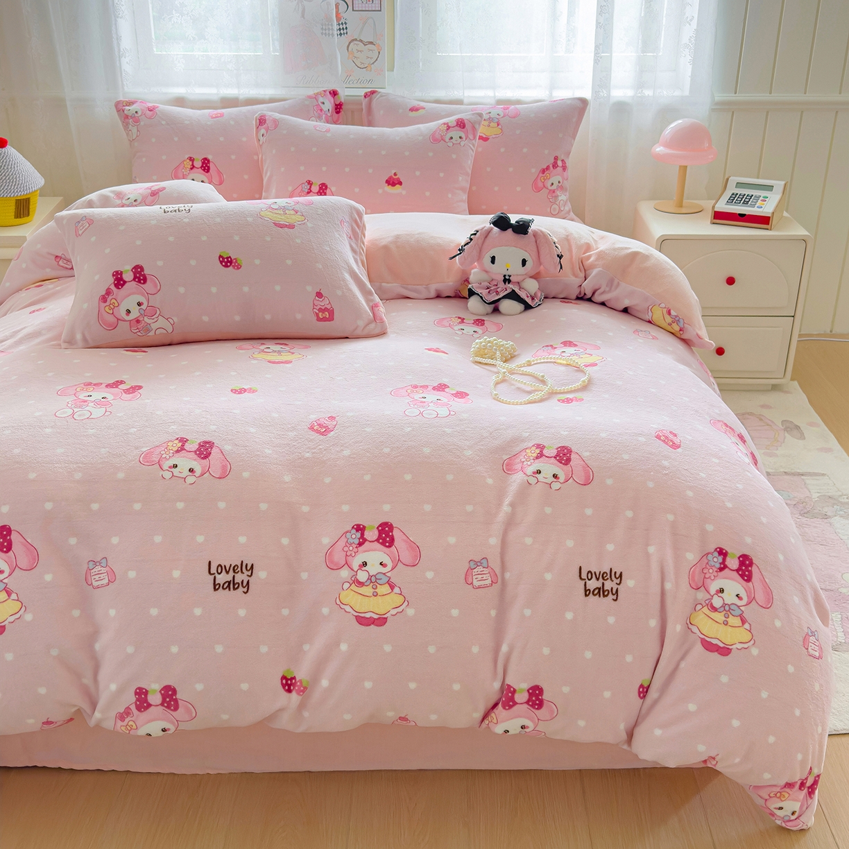 91家纺网 家纺一手货源 找家纺 灿哈家纺 2025新款200g加厚款小清新牛奶绒印花四件套 蛋糕兔