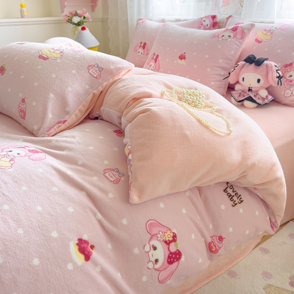 91家纺网 家纺一手货源 找家纺 灿哈家纺 2025新款200g加厚款小清新牛奶绒印花四件套 蛋糕兔