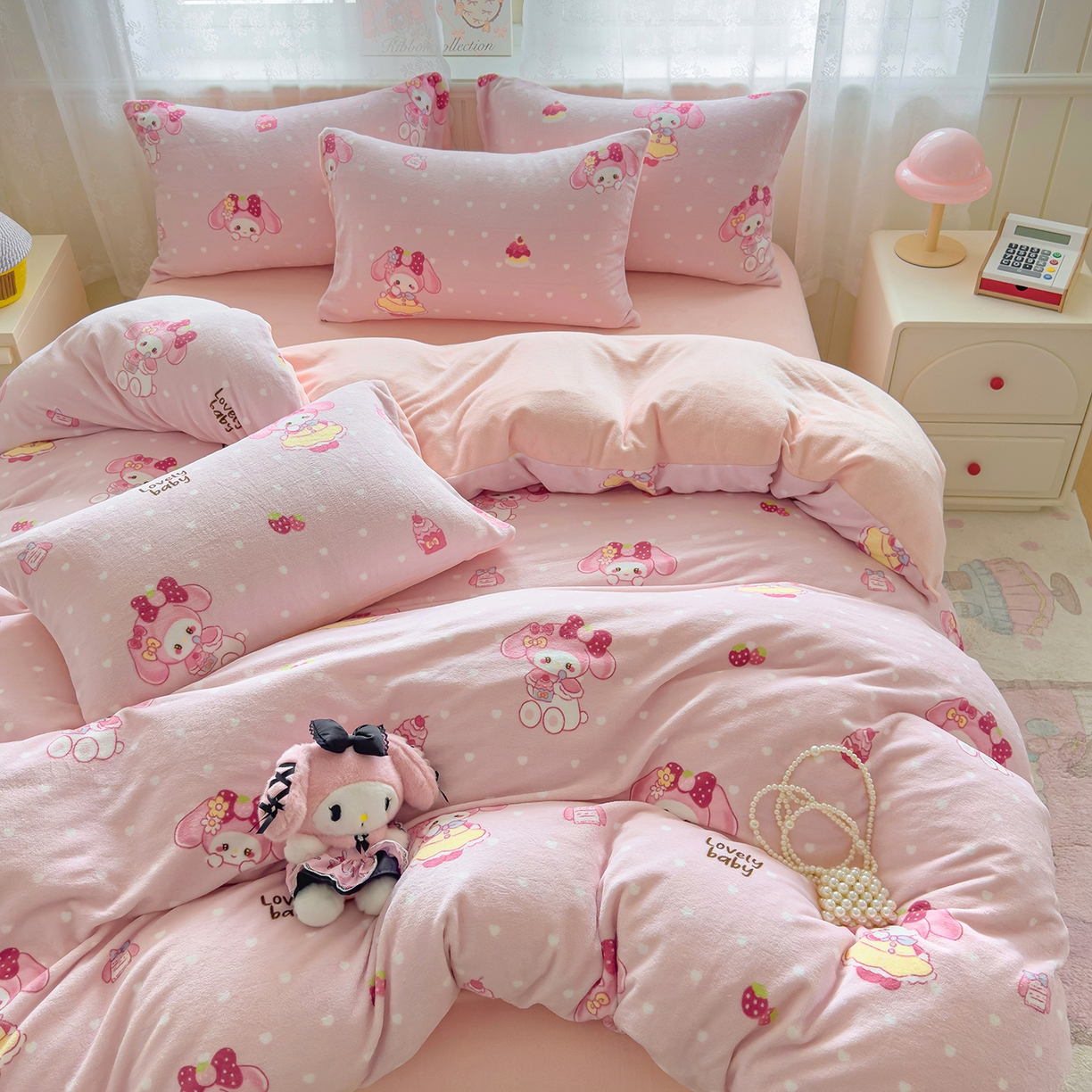 91家纺网 家纺一手货源 找家纺 灿哈家纺 2025新款200g加厚款小清新牛奶绒印花四件套 蛋糕兔