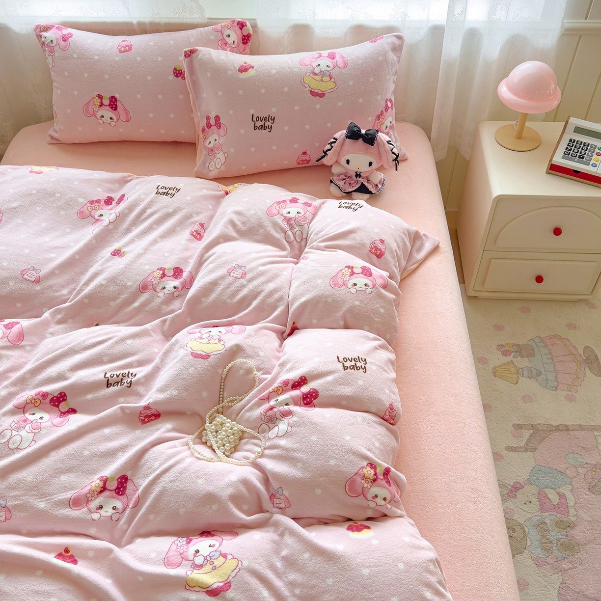 91家纺网 家纺一手货源 找家纺 灿哈家纺 2025新款200g加厚款小清新牛奶绒印花四件套 蛋糕兔