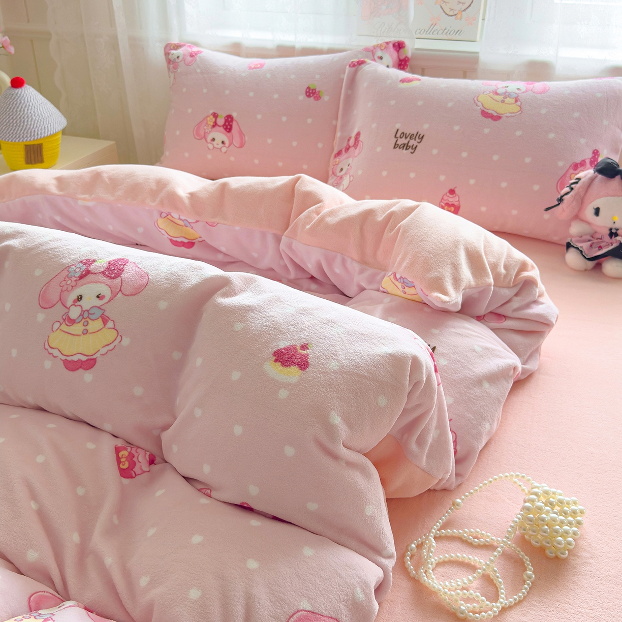 91家纺网 家纺一手货源 找家纺 灿哈家纺 2025新款200g加厚款小清新牛奶绒印花四件套 蛋糕兔