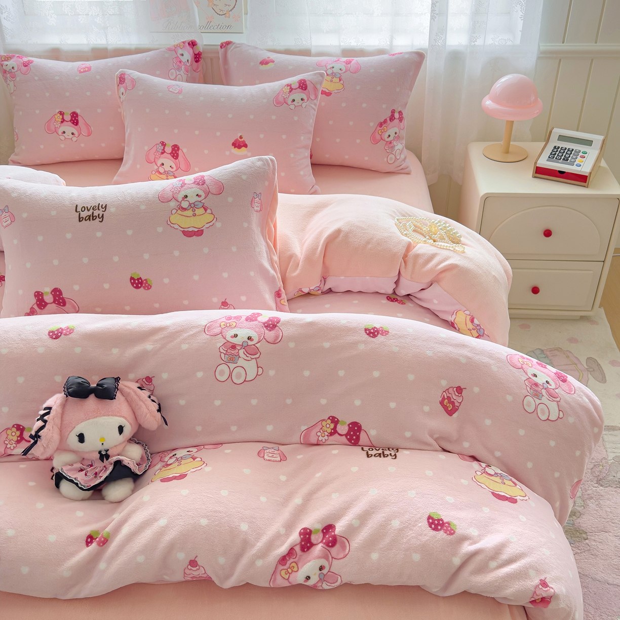 91家纺网 家纺一手货源 找家纺 灿哈家纺 2025新款200g加厚款小清新牛奶绒印花四件套 蛋糕兔