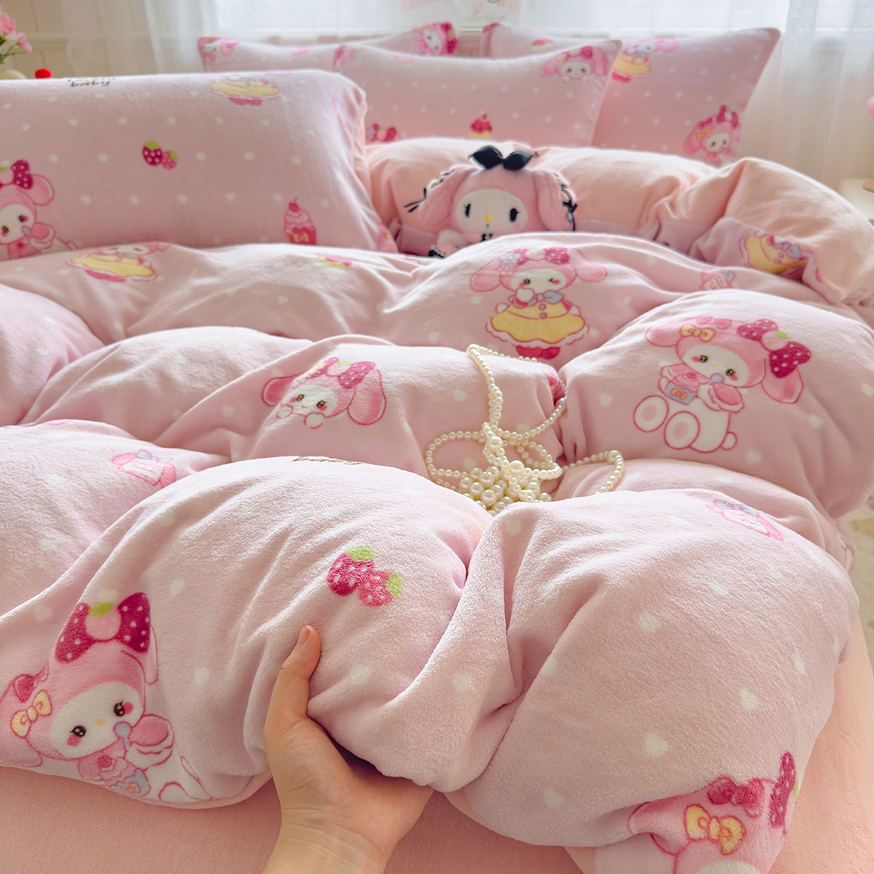 91家纺网 家纺一手货源 找家纺 灿哈家纺 2025新款200g加厚款小清新牛奶绒印花四件套 蛋糕兔