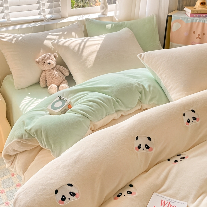 91家纺网 家纺一手货源 找家纺 仔仔熊 2025新款牛奶绒刺绣被套单被套被套单件 粉颊熊猫梦-绿
