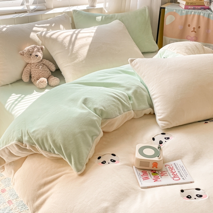 91家纺网 家纺一手货源 找家纺 仔仔熊 2025新款牛奶绒刺绣被套单被套被套单件 粉颊熊猫梦-绿