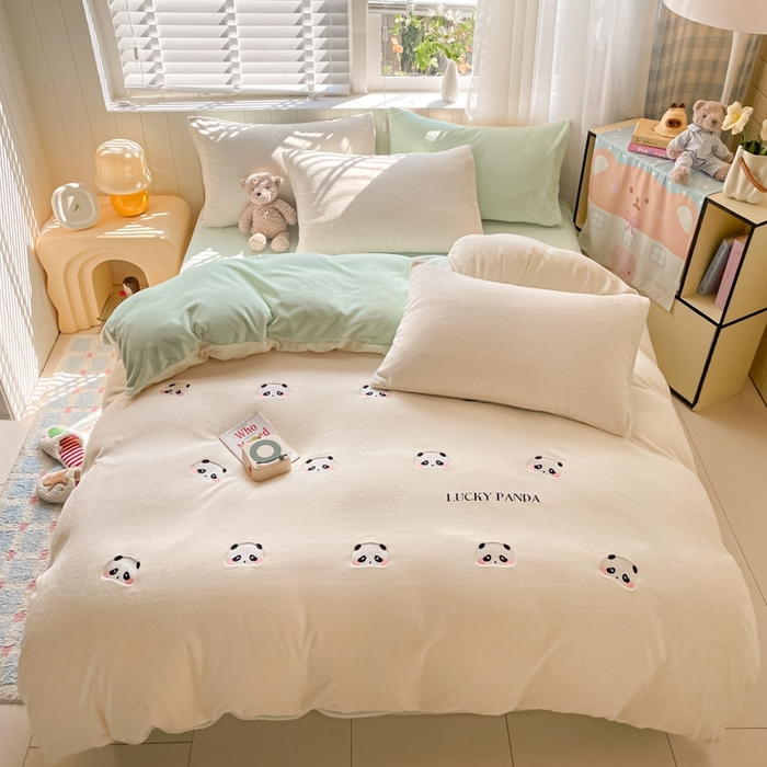 91家纺网 家纺一手货源 找家纺 仔仔熊 2025新款牛奶绒刺绣被套单被套被套单件 粉颊熊猫梦-绿