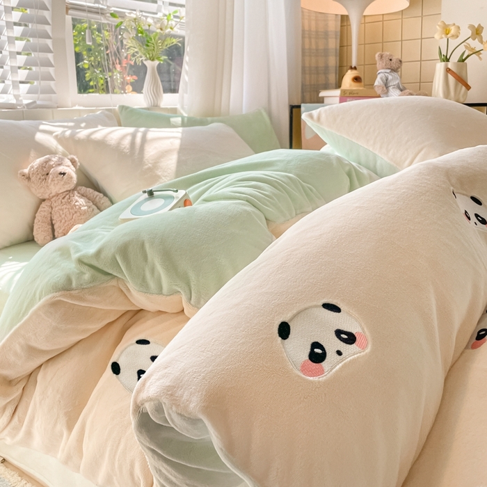 91家纺网 家纺一手货源 找家纺 仔仔熊 2025新款牛奶绒刺绣被套单被套被套单件 粉颊熊猫梦-绿