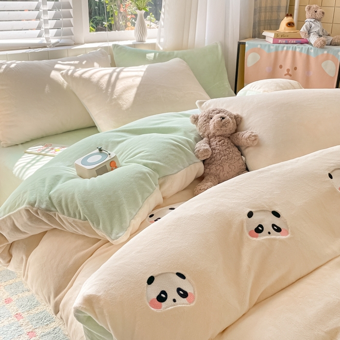 91家纺网 家纺一手货源 找家纺 仔仔熊 2025新款牛奶绒刺绣被套单被套被套单件 粉颊熊猫梦-绿