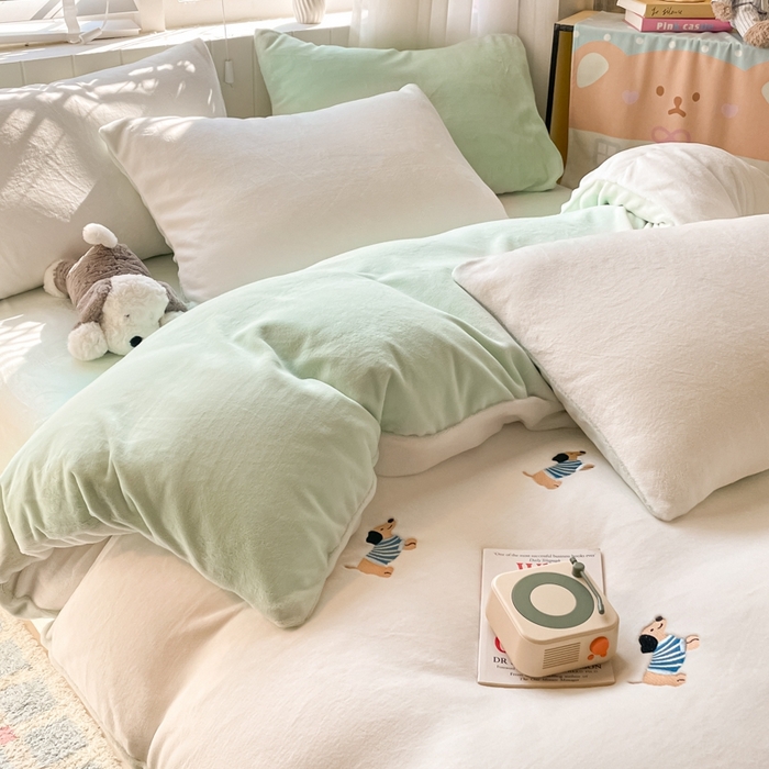 91家纺网 家纺一手货源 找家纺 仔仔熊 2025新款牛奶绒刺绣被套单被套被套单件 阳光小狗日记-绿