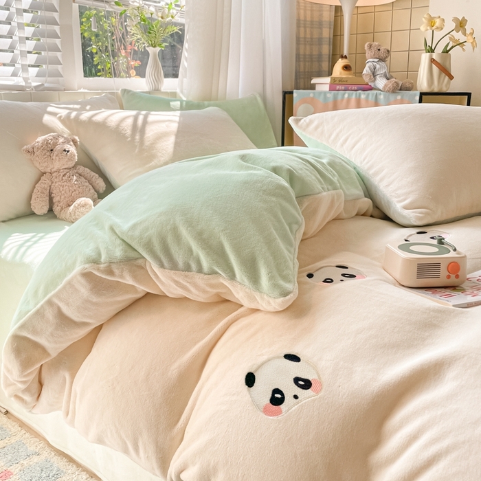 91家纺网 家纺一手货源 找家纺 仔仔熊 2025新款牛奶绒刺绣被套单被套被套单件 粉颊熊猫梦-绿