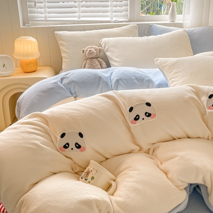 91家纺网 家纺一手货源 找家纺 仔仔熊 2025新款牛奶绒刺绣被套单被套被套单件 粉颊熊猫梦-蓝