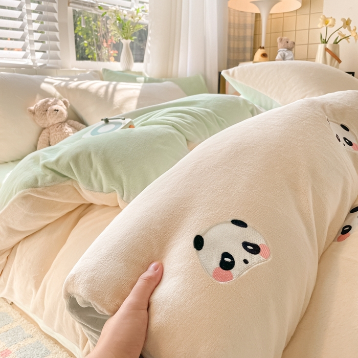 91家纺网 家纺一手货源 找家纺 仔仔熊 2025新款牛奶绒刺绣被套单被套被套单件 粉颊熊猫梦-绿