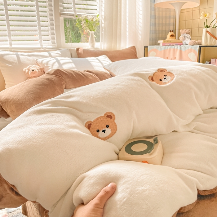 91家纺网 家纺一手货源 找家纺 仔仔熊 2025新款牛奶绒刺绣被套单被套被套单件 甜梦小熊-咖