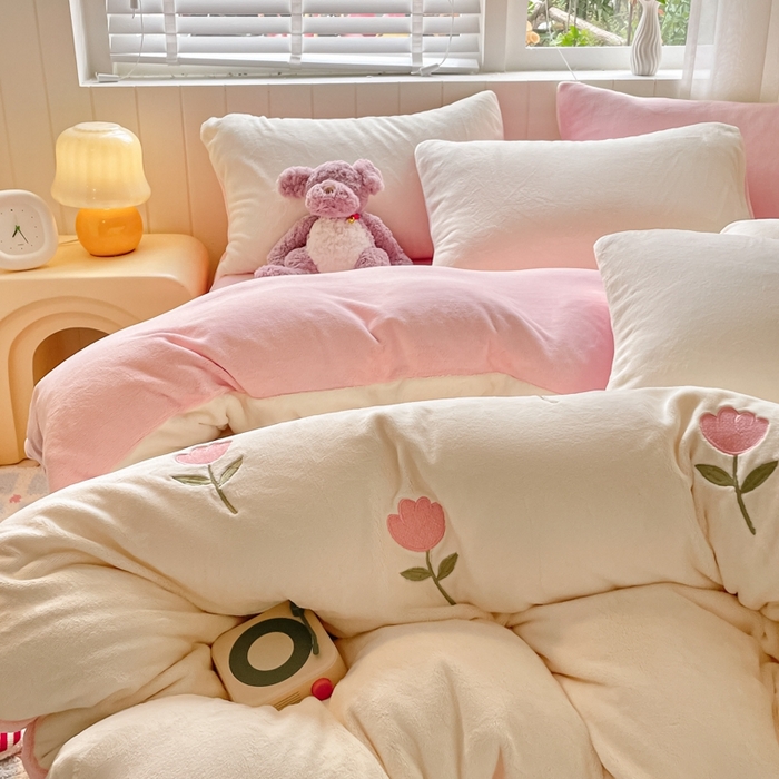 91家纺网 家纺一手货源 找家纺 仔仔熊 2025新款牛奶绒刺绣被套单被套被套单件 郁见暖绒​-粉