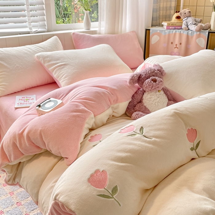 91家纺网 家纺一手货源 找家纺 仔仔熊 2025新款牛奶绒刺绣被套单被套被套单件 郁见暖绒​-粉
