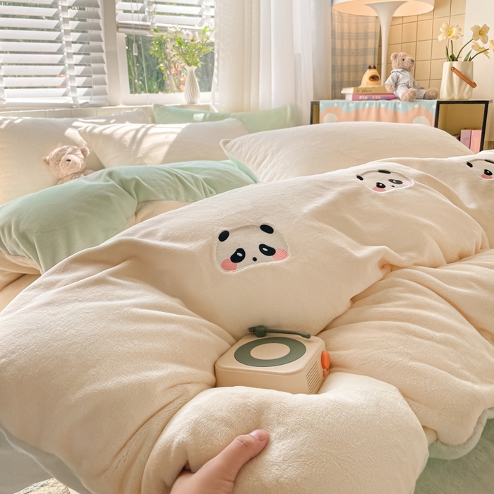 91家纺网 家纺一手货源 找家纺 仔仔熊 2025新款牛奶绒刺绣被套单被套被套单件 粉颊熊猫梦-绿