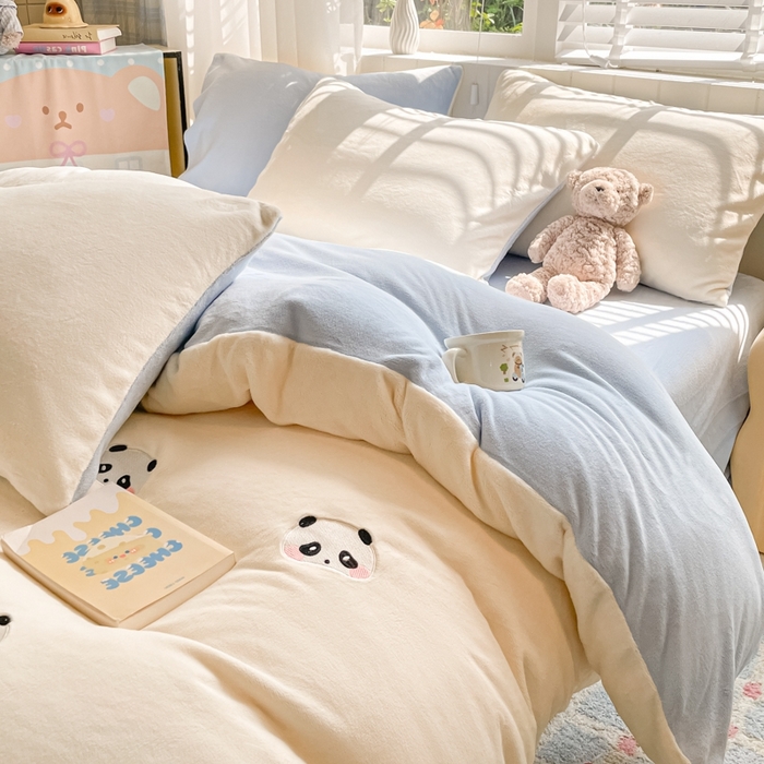 91家纺网 家纺一手货源 找家纺 仔仔熊 2025新款牛奶绒刺绣被套单被套被套单件 粉颊熊猫梦-蓝