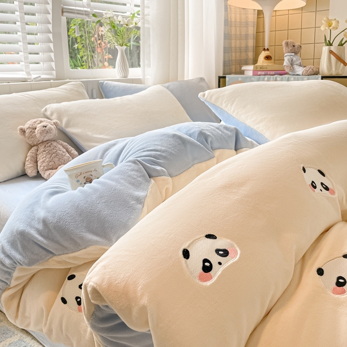 91家纺网 家纺一手货源 找家纺 仔仔熊 2025新款牛奶绒刺绣被套单被套被套单件 粉颊熊猫梦-蓝