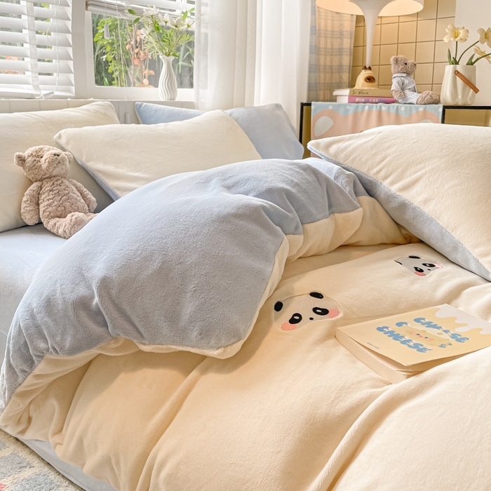 91家纺网 家纺一手货源 找家纺 仔仔熊 2025新款牛奶绒刺绣被套单被套被套单件 粉颊熊猫梦-蓝