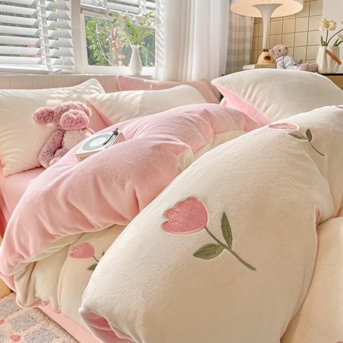 91家纺网 家纺一手货源 找家纺 仔仔熊 2025新款牛奶绒刺绣被套单被套被套单件 郁见暖绒​-粉