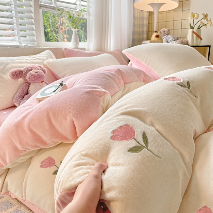 91家纺网 家纺一手货源 找家纺 仔仔熊 2025新款牛奶绒刺绣被套单被套被套单件 郁见暖绒​-粉