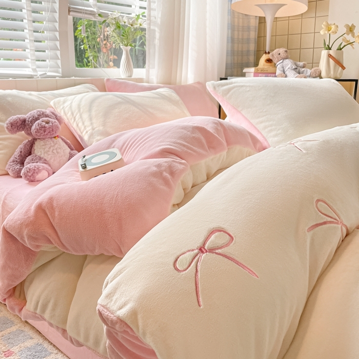 91家纺网 家纺一手货源 找家纺 仔仔熊 2025新款牛奶绒刺绣被套单被套被套单件 奶糖蝴蝶结-粉
