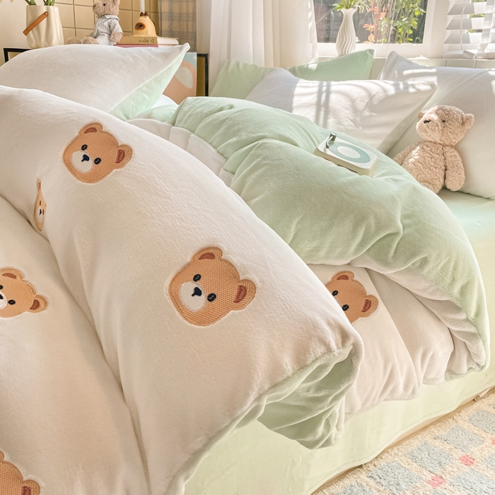 91家纺网 家纺一手货源 找家纺 仔仔熊 2025新款牛奶绒刺绣被套单被套被套单件 甜梦小熊-绿