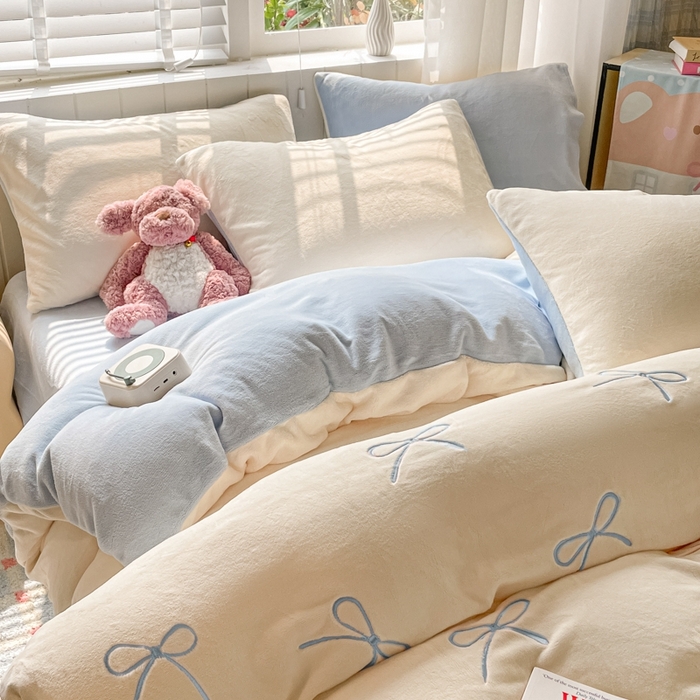 91家纺网 家纺一手货源 找家纺 仔仔熊 2025新款牛奶绒刺绣被套单被套被套单件 奶糖蝴蝶结-蓝