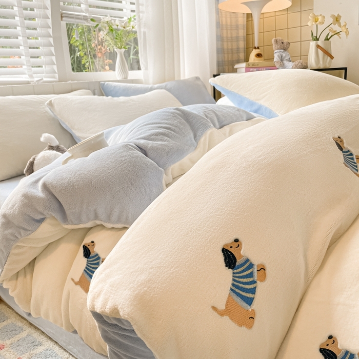 91家纺网 家纺一手货源 找家纺 仔仔熊 2025新款牛奶绒刺绣被套单被套被套单件 阳光小狗日记-蓝