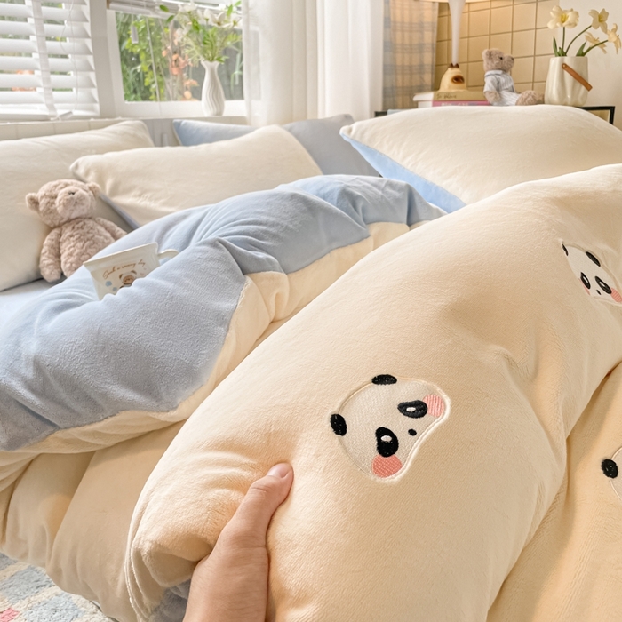 91家纺网 家纺一手货源 找家纺 仔仔熊 2025新款牛奶绒刺绣被套单被套被套单件 粉颊熊猫梦-蓝