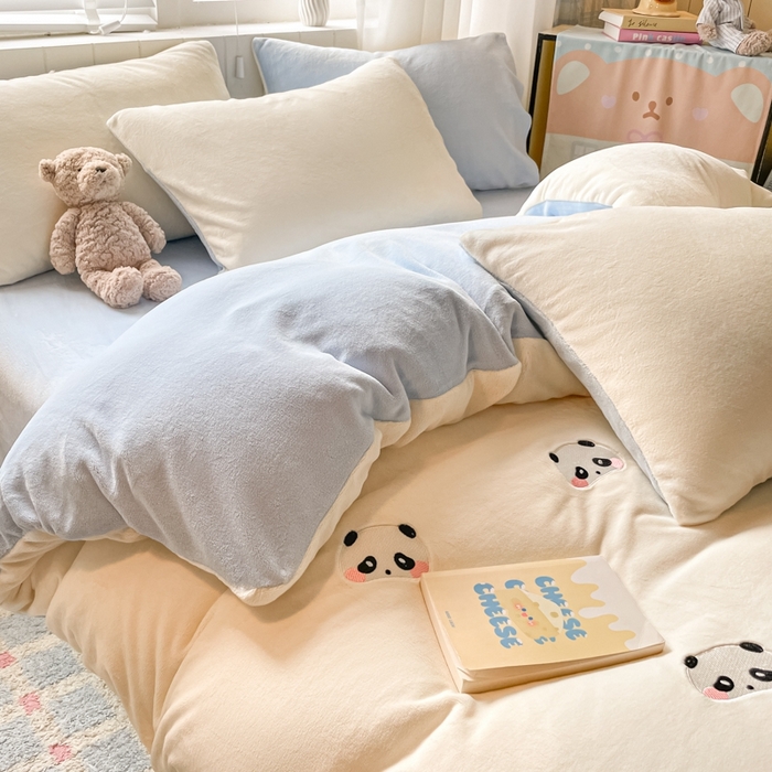 91家纺网 家纺一手货源 找家纺 仔仔熊 2025新款牛奶绒刺绣被套单被套被套单件 粉颊熊猫梦-蓝