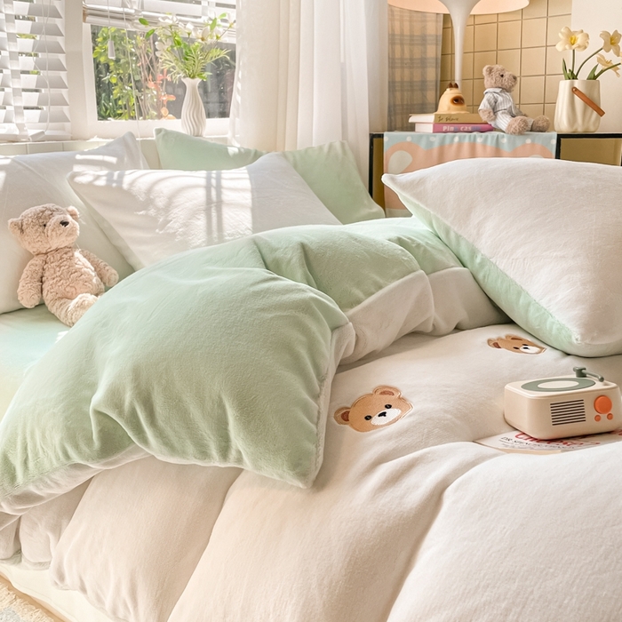 91家纺网 家纺一手货源 找家纺 仔仔熊 2025新款牛奶绒刺绣被套单被套被套单件 甜梦小熊-绿