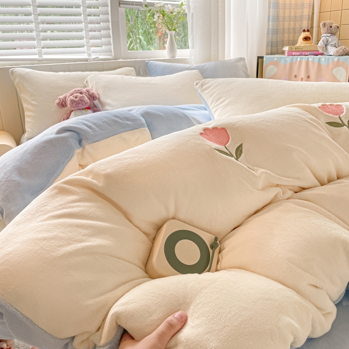 91家纺网 家纺一手货源 找家纺 仔仔熊 2025新款牛奶绒刺绣被套单被套被套单件 郁见暖绒​-蓝