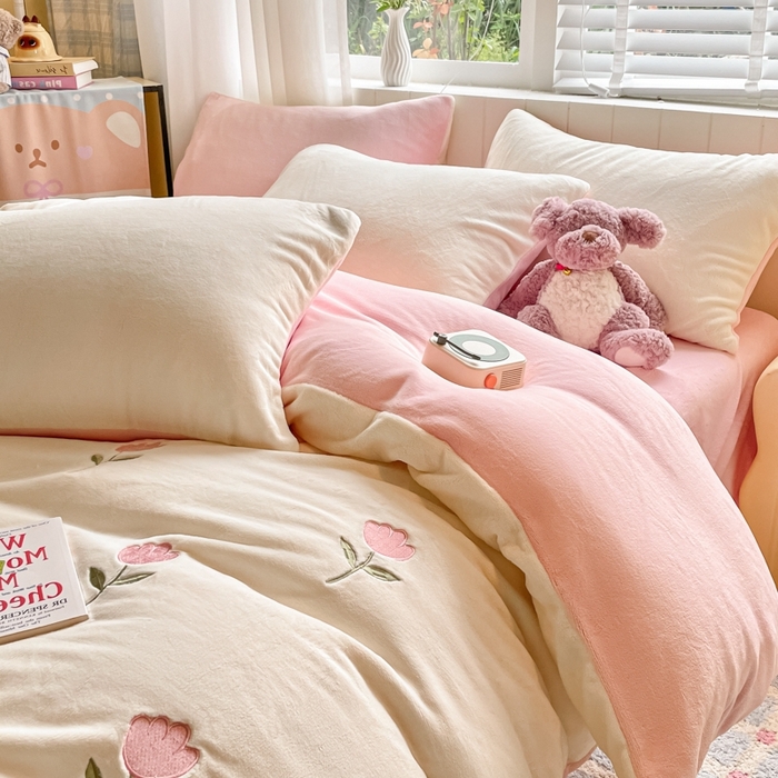 91家纺网 家纺一手货源 找家纺 仔仔熊 2025新款牛奶绒刺绣被套单被套被套单件 郁见暖绒​-粉