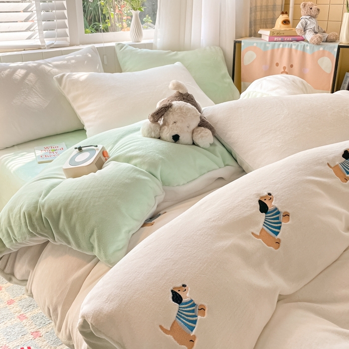 91家纺网 家纺一手货源 找家纺 仔仔熊 2025新款牛奶绒刺绣被套单被套被套单件 阳光小狗日记-绿