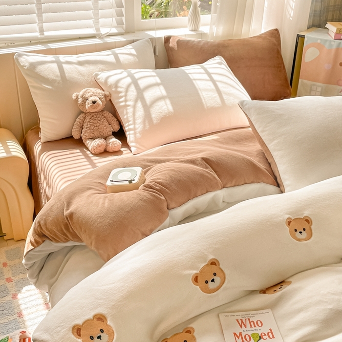 91家纺网 家纺一手货源 找家纺 仔仔熊 2025新款牛奶绒刺绣被套单被套被套单件 甜梦小熊-咖