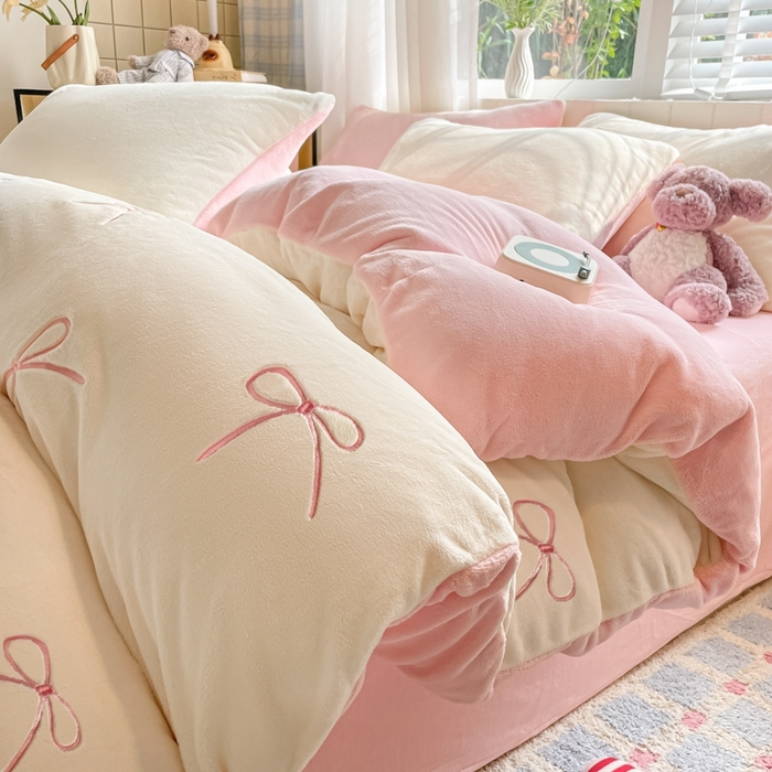 91家纺网 家纺一手货源 找家纺 仔仔熊 2025新款牛奶绒刺绣被套单被套被套单件 奶糖蝴蝶结-粉
