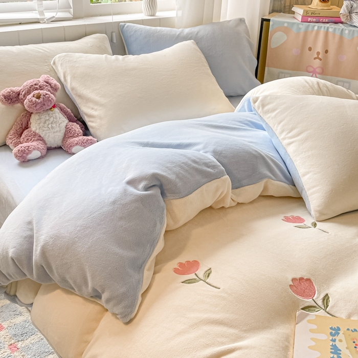 91家纺网 家纺一手货源 找家纺 仔仔熊 2025新款牛奶绒刺绣被套单被套被套单件 郁见暖绒​-蓝