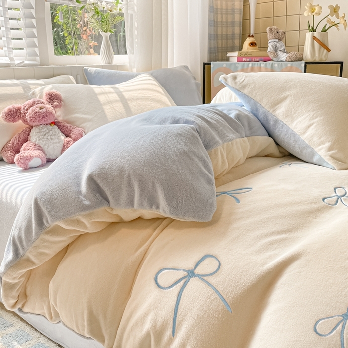91家纺网 家纺一手货源 找家纺 仔仔熊 2025新款牛奶绒刺绣被套单被套被套单件 奶糖蝴蝶结-蓝