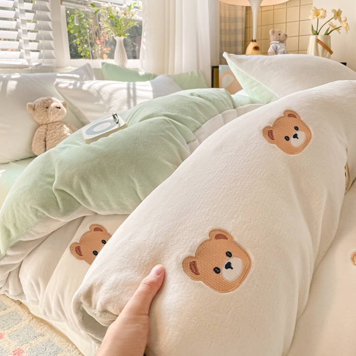 91家纺网 家纺一手货源 找家纺 仔仔熊 2025新款牛奶绒刺绣被套单被套被套单件 甜梦小熊-绿