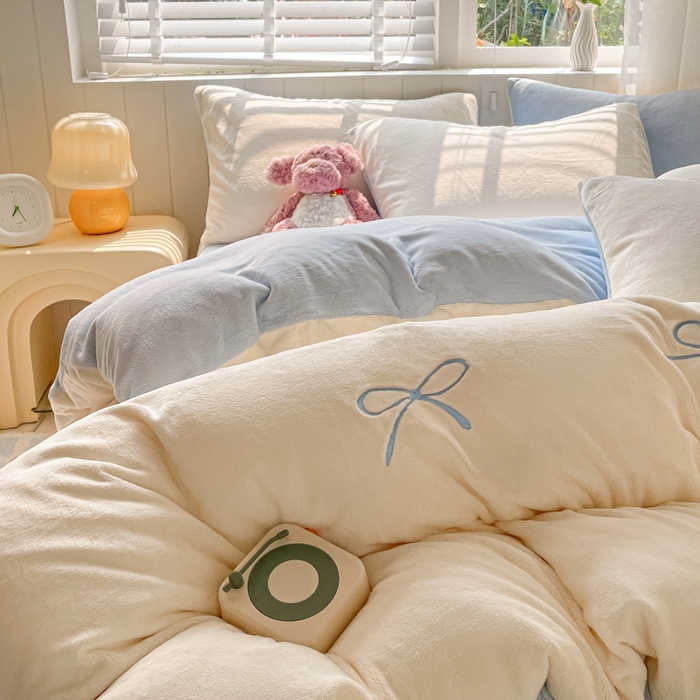 91家纺网 家纺一手货源 找家纺 仔仔熊 2025新款牛奶绒刺绣被套单被套被套单件 奶糖蝴蝶结-蓝