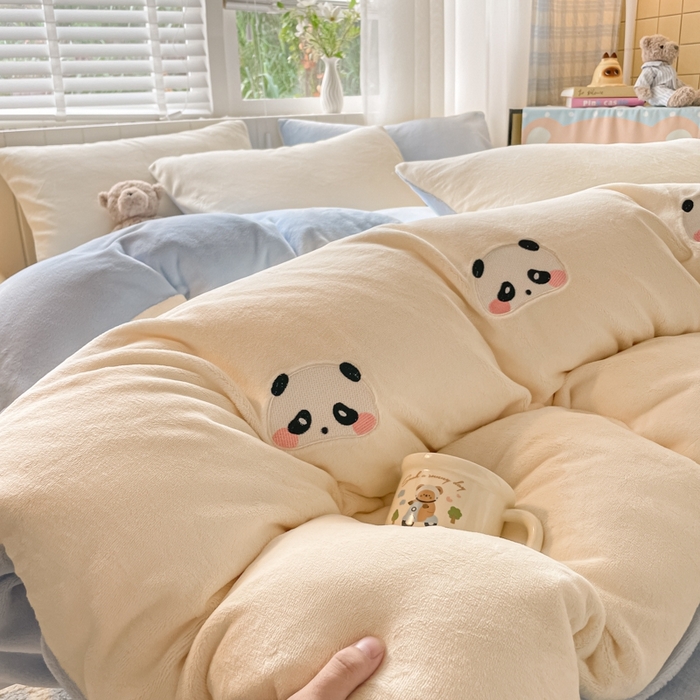 91家纺网 家纺一手货源 找家纺 仔仔熊 2025新款牛奶绒刺绣被套单被套被套单件 粉颊熊猫梦-蓝