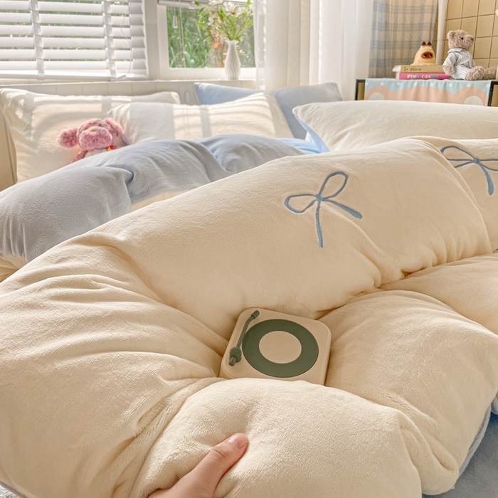 91家纺网 家纺一手货源 找家纺 仔仔熊 2025新款牛奶绒刺绣被套单被套被套单件 奶糖蝴蝶结-蓝