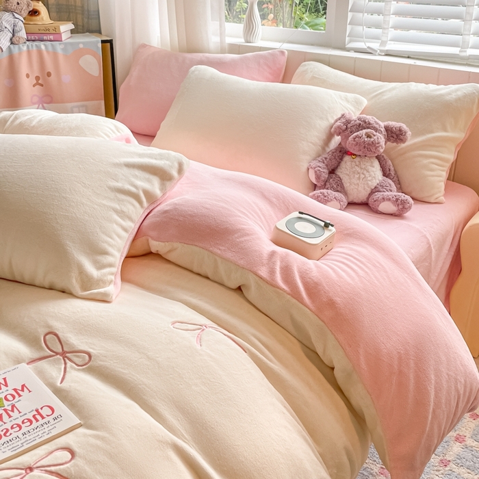 91家纺网 家纺一手货源 找家纺 仔仔熊 2025新款牛奶绒刺绣被套单被套被套单件 奶糖蝴蝶结-粉