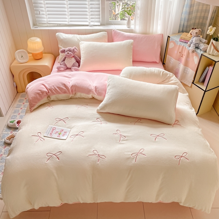 91家纺网 家纺一手货源 找家纺 仔仔熊 2025新款牛奶绒刺绣被套单被套被套单件 奶糖蝴蝶结-粉