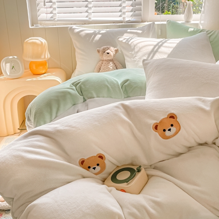 91家纺网 家纺一手货源 找家纺 仔仔熊 2025新款牛奶绒刺绣被套单被套被套单件 甜梦小熊-绿