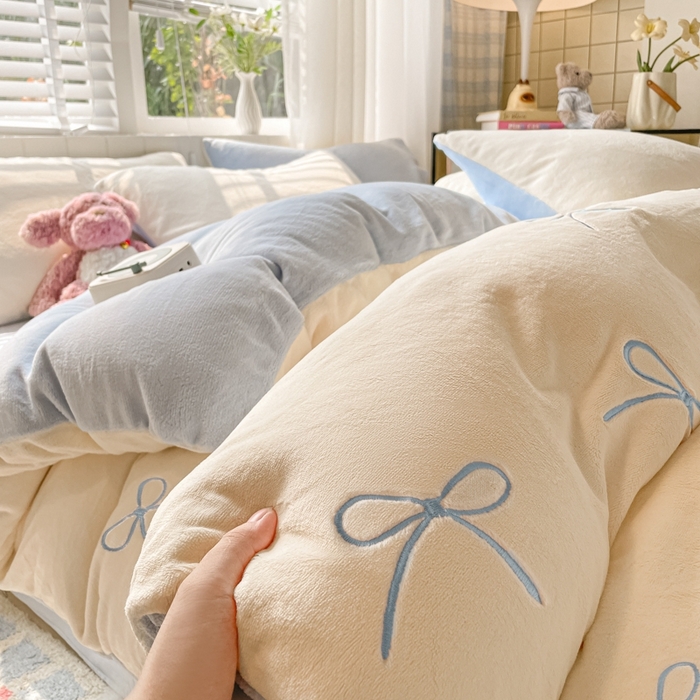 91家纺网 家纺一手货源 找家纺 仔仔熊 2025新款牛奶绒刺绣被套单被套被套单件 奶糖蝴蝶结-蓝