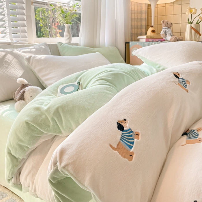 91家纺网 家纺一手货源 找家纺 仔仔熊 2025新款牛奶绒刺绣被套单被套被套单件 阳光小狗日记-绿
