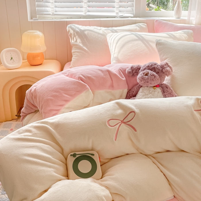 91家纺网 家纺一手货源 找家纺 仔仔熊 2025新款牛奶绒刺绣被套单被套被套单件 奶糖蝴蝶结-粉